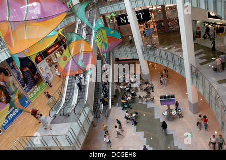 Caos all'interno del Drake Circus Shopping Mall in Plymouth Foto Stock