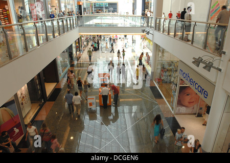 Caos all'interno del Drake Circus Shopping Mall in Plymouth Foto Stock