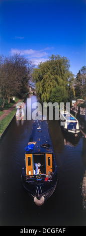 Un narrowboat passando la barca Inn on the Shropshire Union Canal. Foto Stock