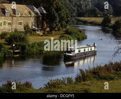Narrowboat lungo il fiume Nene a Wansford, Cambridgeshire Foto Stock