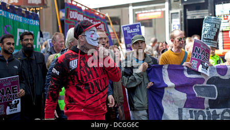 Edimburgo, Scozia 17 agosto 2013, marzo contro idee razziste e fasciste porta il traffico verso un punto fermo nel centro citta'. A poche strade di distanza la difesa scozzese League (SDL) marzo al Parlamento. Foto Stock