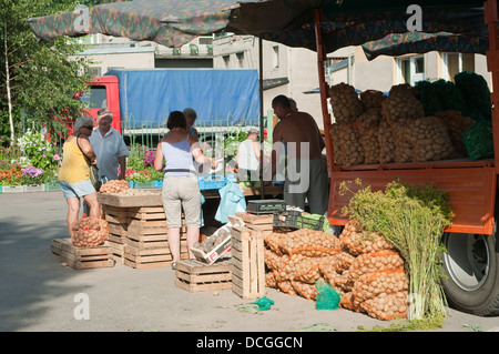 Uomo e Donna vendita di patate al mercato degli agricoltori a Wadowice in Polonia. Foto Stock