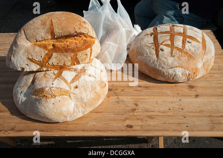 Tradizionale, fatto a mano il pane per la vendita al mercato degli agricoltori a Wadowice in Polonia. Foto Stock
