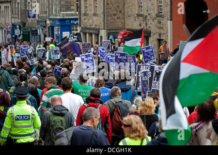 Edimburgo, Scozia 17 agosto 2013, marzo contro idee razziste e fasciste porta il traffico verso un punto fermo nel centro citta'. A poche strade di distanza la difesa scozzese League (SDL) marzo al Parlamento. Foto Stock