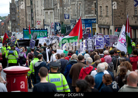 Edimburgo, Scozia 17 agosto 2013, marzo contro idee razziste e fasciste porta il traffico verso un punto fermo nel centro citta'. A poche strade di distanza la difesa scozzese League (SDL) marzo al Parlamento. Foto Stock