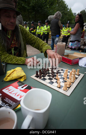 Balcombe, REGNO UNITO, 17 Agosto, 2013. Come il flusso del weekend manifestanti continuano a crescere in numeri al Balcombe sito di perforazione, la presenza della polizia resta pesante con back-up ufficiali strategicamente collocato in ed intorno a l'area pronto ad affrontare qualsiasi dimostrazione disturbi. Credito: Lee Thomas/Alamy Live News Foto Stock