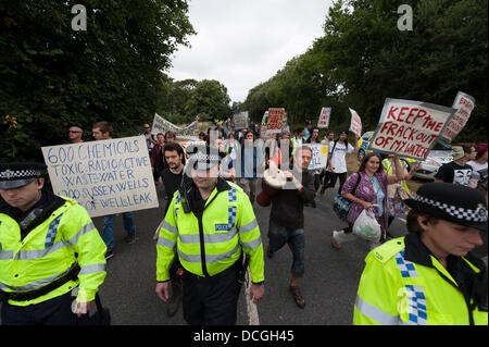 Balcombe, REGNO UNITO, 17 Agosto, 2013. Come il flusso del weekend manifestanti continuano a crescere in numeri al Balcombe sito di perforazione, la presenza della polizia resta pesante con back-up ufficiali strategicamente collocato in ed intorno a l'area pronto ad affrontare qualsiasi dimostrazione disturbi. Credito: Lee Thomas/Alamy Live News Foto Stock