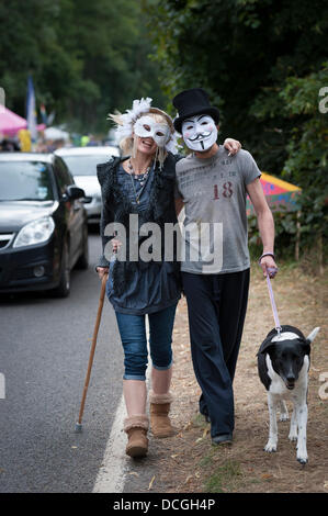 Balcombe, REGNO UNITO, 17 Agosto, 2013. Come il flusso del weekend manifestanti continuano a crescere in numeri al Balcombe sito di perforazione, la presenza della polizia resta pesante con back-up ufficiali strategicamente collocato in ed intorno a l'area pronto ad affrontare qualsiasi dimostrazione disturbi. Credito: Lee Thomas/Alamy Live News Foto Stock