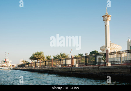 DUBAI, UAE-novembre 18: Nave nel porto detto il 18 novembre 2012 in Dubai, EAU. Il più antico porto commerciale di Dubai Foto Stock