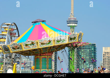 Toronto, Canada. 16 ago 2013. Wave Swinger con la CN Tower e a Toronto il condominio skyline in background all'2013 Canadian National Exhibition. Foto Stock