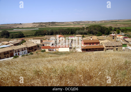 Vista di Murillo El Cuende con Alvia treno Foto Stock