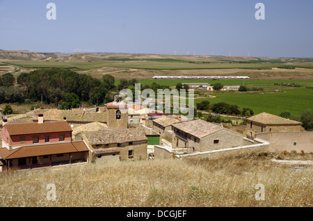 Vista di Murillo El Cuende con treno Alvia & electric mulini a vento Foto Stock