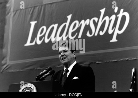 Restaurata digitalmente storia americana foto del Presidente Ronald Reagan dando un discorso di campagna. Foto Stock