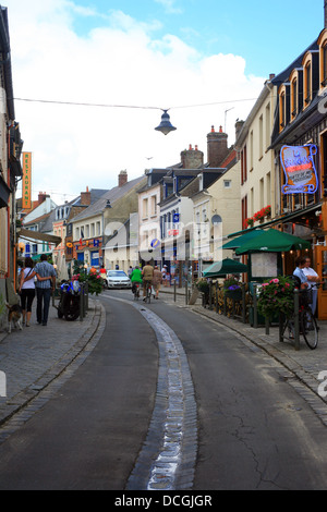 Via dello shopping Rue de La Ferte, St Valery sur Somme, Somme Picardia, Francia Foto Stock