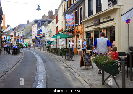 Via dello shopping Rue de La Ferte, St Valery sur Somme, Somme Picardia, Francia Foto Stock