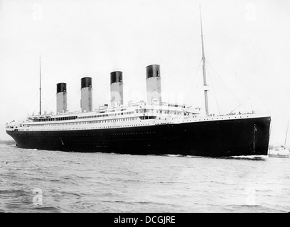 Restaurata digitalmente vintage storia marittima foto del RMS Titantic uscire Southampton il 10 aprile 1912. Foto Stock