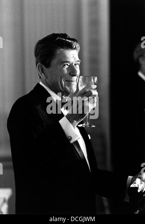 Restaurata digitalmente storia americana foto del Presidente Ronald Reagan facendo un brindisi. Foto Stock