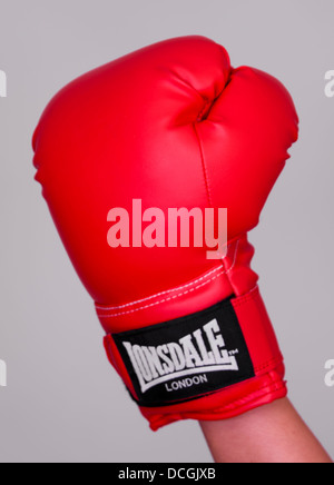 Guanto di boxe rosso. Modello rilasciato Jemma Shoot n. 3796 Foto Stock