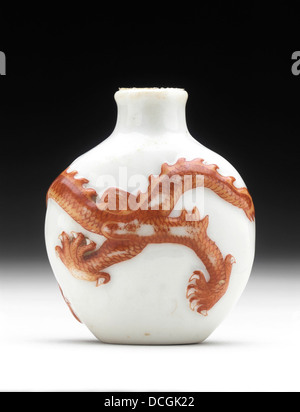 Questa bottiglia Biyanhu, con un drago che insegue una perla fiammeggiante, fa parte della collezione LACMA. Mostra l'artigianato cinese e il simbolismo artistico della dinastia Qing. Foto Stock
