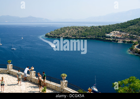Speedboat aproaching Spilia Bay da Spartochri, isola di Meganisi, Lefaka, Isole Ionie, Grecia. Foto Stock