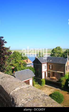 Vista sui tetti da Place St Martin cercando su Baie de la Somme, Vieux Ville, St Valery sur Somme, Somme Picardia, Francia Foto Stock