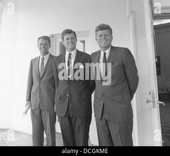 Restaurata digitalmente vintage foto del Presidente John Kennedy con i suoi fratelli Robert e Ted Kennedy. Foto Stock