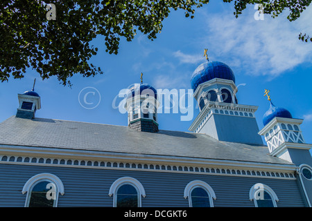 Il blue cupole a cipolla e croci oro su tre cupole a cipolla di Saint Nicholas Chiesa Ortodossa, Salem, MA. Foto Stock