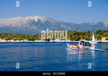 In barca da pesca Fanari, Atherinos Bay, Meganisi, Lefkada, Isole Ionie, Grecia. Foto Stock
