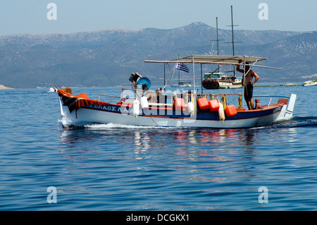 In barca da pesca Fanari, Atherinos Bay, Meganisi, Lefkada, Isole Ionie, Grecia. Foto Stock