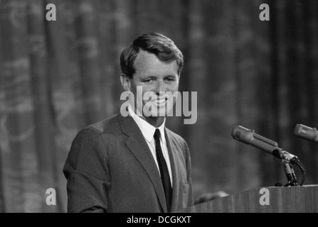 Restaurata digitalmente vintage foto di Robert Kennedy parlando a un podio. Foto Stock