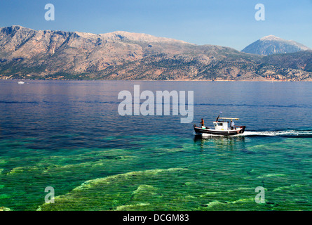 Le montagne della Grecia continentale da Fanari, Meganisi, LEFKADA, ISOLE IONIE, Grecia. Foto Stock