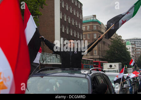 Londra, Regno Unito. 17 Ago, 2013. Un uomo onde un Egiziano e siriano come bandiera oltre 100 British egiziani di tenere un drive-by protesta per le strade di Londra contro il colpo di stato militare e i successivi atti di violenza in Egitto Credito: Paolo Davey/Alamy Live News Foto Stock