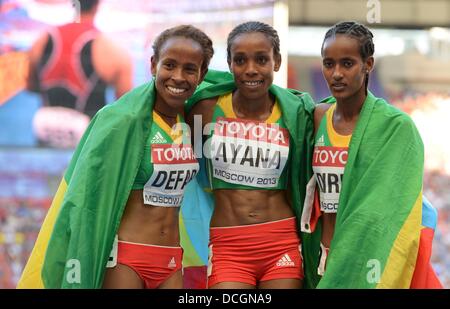 Mosca, Russia. 17 Ago, 2013. Etiopia di Meseret DEFAR (L) celebra con il terzo posto di squadra Almaz l'Ayana (C) e il quinto posto Buze Diriba (R) dell'Etiopia dopo la vittoria delle donne 5000m finale al quattordicesimo IAAF ai Campionati Mondiali di atletica di Luzhniki Stadium di Mosca, Russia, 17 agosto 2013. Foto: Bernd Thissen/dpa/Alamy Live News Foto Stock