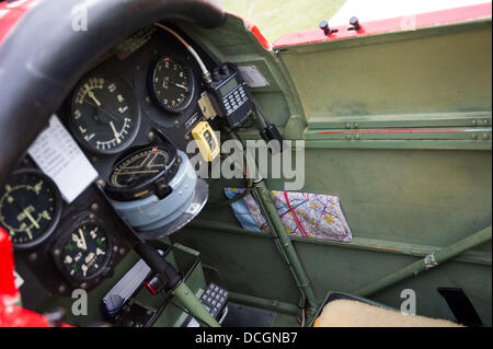 Woburn Abbey, Bedfordshire, Regno Unito - 17 August 2013. Dettaglio del cockpit di un Tiger Moth presso il de Havilland Moth Club la 28th International Moth Rally a Woburn Abbey Foto Stock