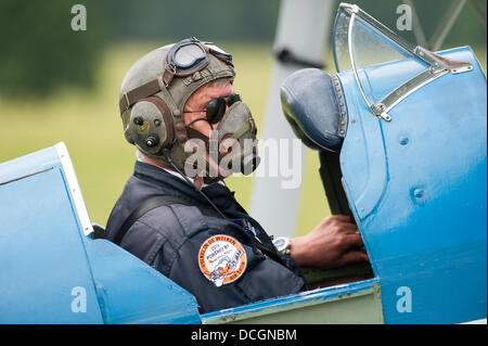 Woburn Abbey, Bedfordshire, Regno Unito - 17 August 2013. Un pilota pronto al decollo al de Havilland Moth Club la 28th International Moth Rally a Woburn Abbey Foto Stock