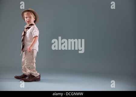 Bambino con grandi scarpe e un cappello; Giordania, Ontario, Canada Foto Stock