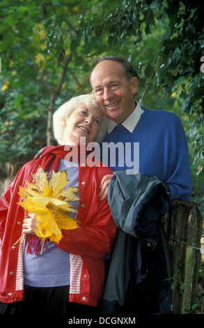 Ritratto seniors scozzese in piedi di bosco ceduo Foto Stock