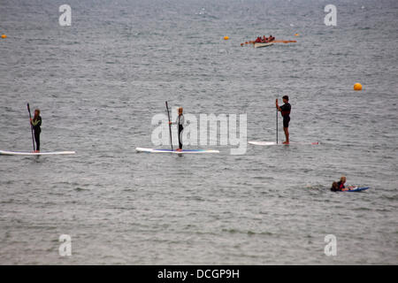 Lyme Regis, Dorset Regno Unito 17 agosto 2013. I turisti coraggiano il tempo umido. Credit: Carolyn Jenkins/Alamy Live News Foto Stock