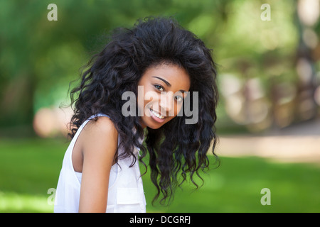 Outdoor ritratto di un adolescente sorridente ragazza nera - popolo africano Foto Stock