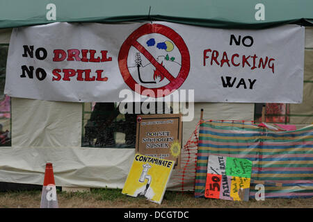 Balcombe, West Sussex, Regno Unito. 17 Ago, 2013. Protesta contro Cuadrilla drilling & fracking appena fuori dal villaggio di Balcombe nel West Sussex. Credito: martyn wheatley/Alamy Live News Foto Stock