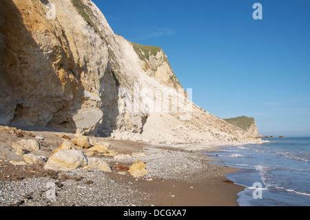 Un ghiaione enorme di detriti da una frana che si è verificato quando la scogliera è crollato in St Oswald's Bay il 30 aprile 2013. La Jurassic Coast, Dorset, Regno Unito. Foto Stock