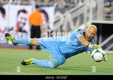 Agosto 17, 2013 - Foxborough, Massachusetts, STATI UNITI D'AMERICA - Agosto 17, 2013 - Foxborough, Massachusetts, STATI UNITI - New England Revolution il portiere Matt Reis (1) fa un salvare durante il primo semestre giocare nel Chicago Fire vs New England Revolution Major League Soccer Game tenutosi a Gillette Stadium di Foxborough Massachusetts. Il punteggio al termine del primo periodo 0-0. Eric Canha/CSM Foto Stock