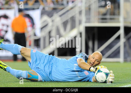 Agosto 17, 2013 - Foxborough, Massachusetts, STATI UNITI D'AMERICA - Agosto 17, 2013 - Foxborough, Massachusetts, STATI UNITI - New England Revolution il portiere Matt Reis (1) fa un salvare durante il primo semestre giocare nel Chicago Fire vs New England Revolution Major League Soccer Game tenutosi a Gillette Stadium di Foxborough Massachusetts. Il punteggio al termine del primo periodo 0-0. Eric Canha/CSM Foto Stock