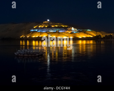 Le tombe dei nobili sulla riva occidentale del fiume Nilo in Aswan, Egitto, illuminato da luci di notte. Foto Stock