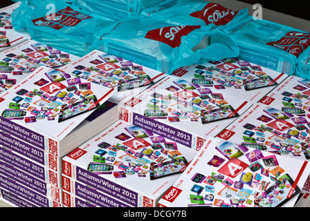 Pile di Argos cataloghi al di fuori di Argos store in St Neots, Cambridgeshire, Inghilterra Foto Stock