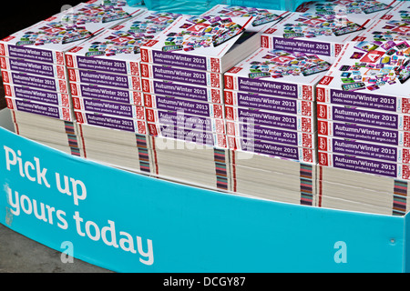 Pile di Argos cataloghi al di fuori di Argos store in St Neots, Cambridgeshire, Inghilterra Foto Stock