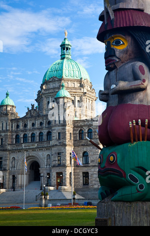Profilo di Totem sui motivi della legislatura provinciale in Victoria, British Columbia, Canada Foto Stock