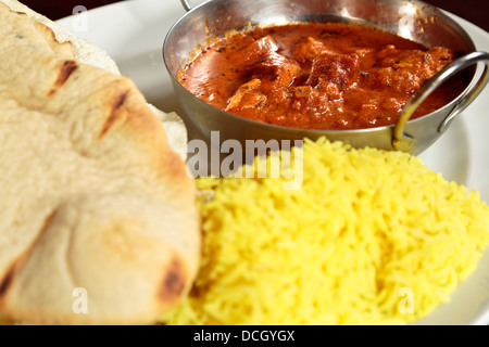 Pollo Tikka Masala con riso basmati, pane naan e poppadoms servita in un pub in St Neots, Cambridgeshire, Inghilterra Foto Stock