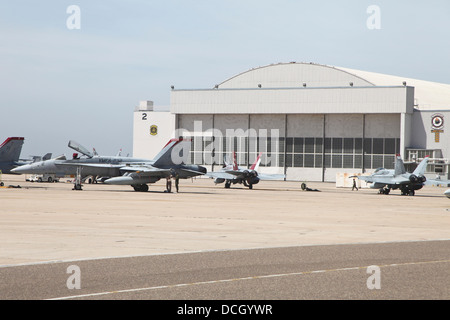 F/A-18 calabroni sulla linea di volo al Marine Corps Air Station Miramar, California. Foto Stock