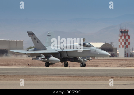 Un F/A-18A Hornet caricato con due GBU-38 bombe JDAM. Foto Stock